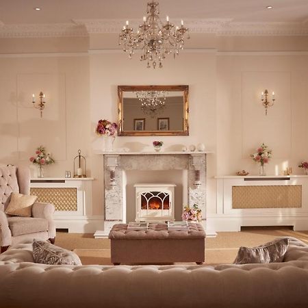 Bathen House Boutique Hotel Buitenkant foto A living room with a fireplace