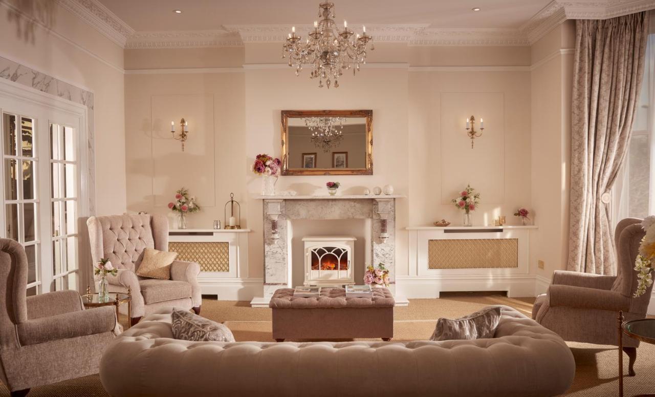 Bathen House Boutique Hotel Buitenkant foto A living room with a fireplace