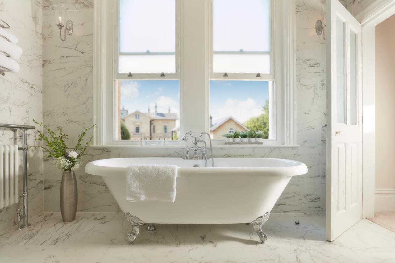 Bathen House Boutique Hotel Buitenkant foto A freestanding bathtub