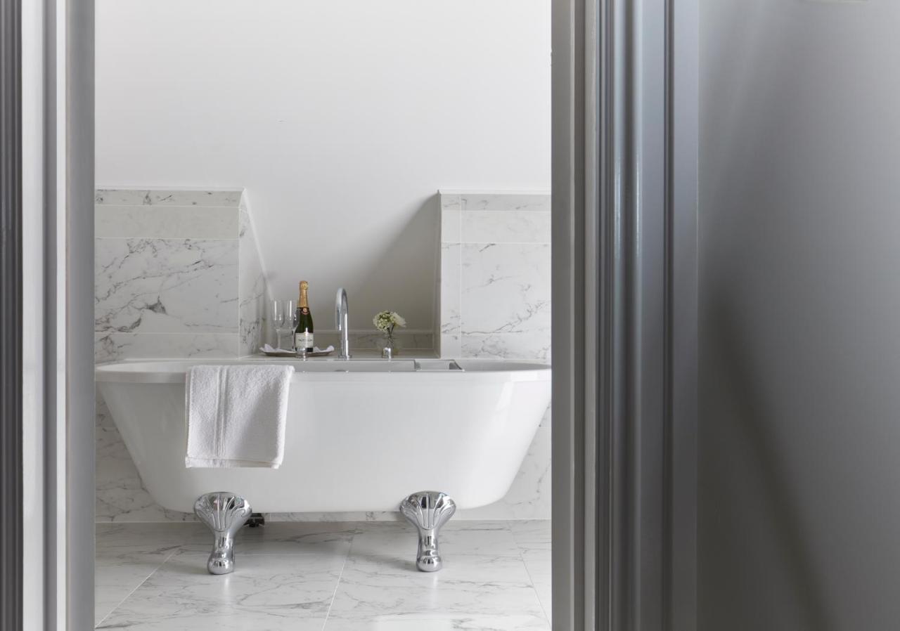 Bathen House Boutique Hotel Buitenkant foto A freestanding bathtub