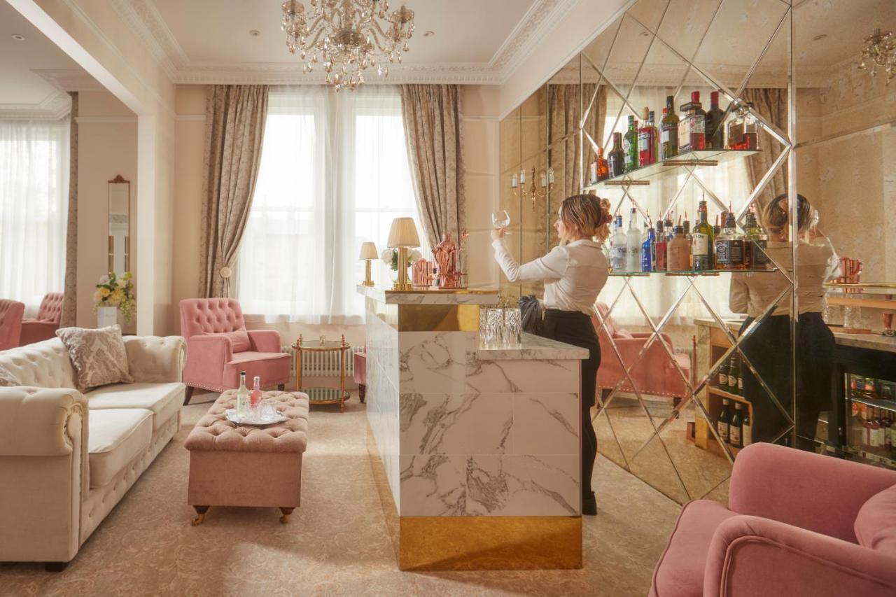 Bathen House Boutique Hotel Buitenkant foto The bar at the Hotel de Crillon