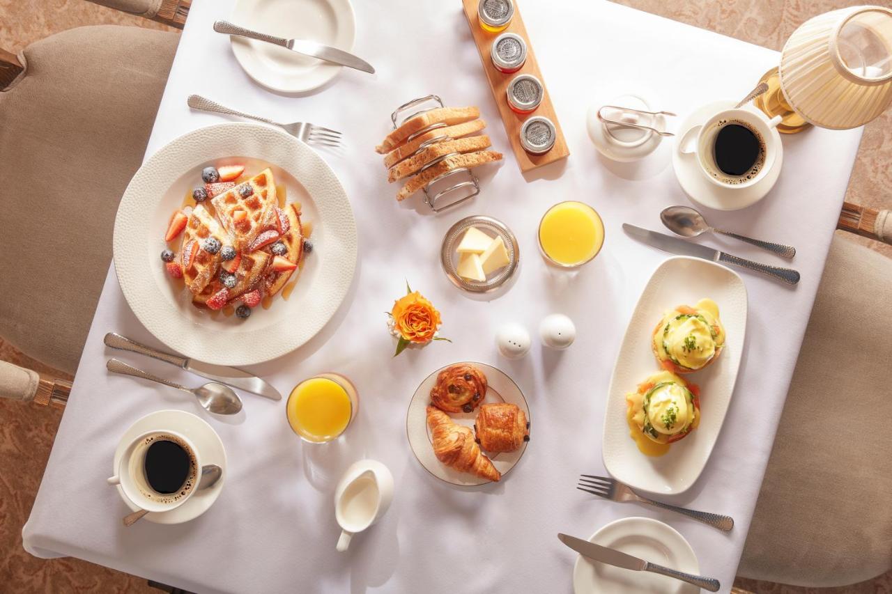 Bathen House Boutique Hotel Buitenkant foto A breakfast table