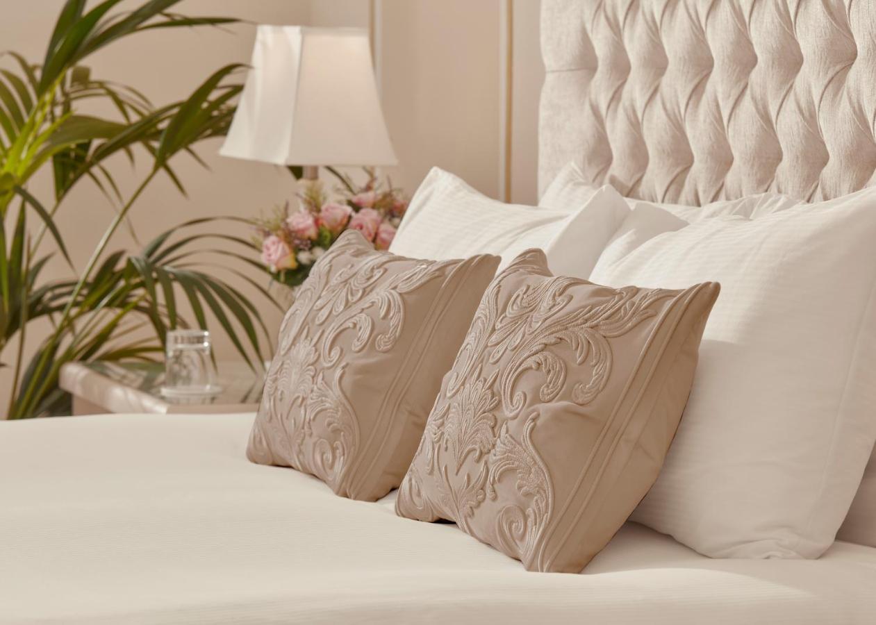 Bathen House Boutique Hotel Buitenkant foto Pillows on a bed