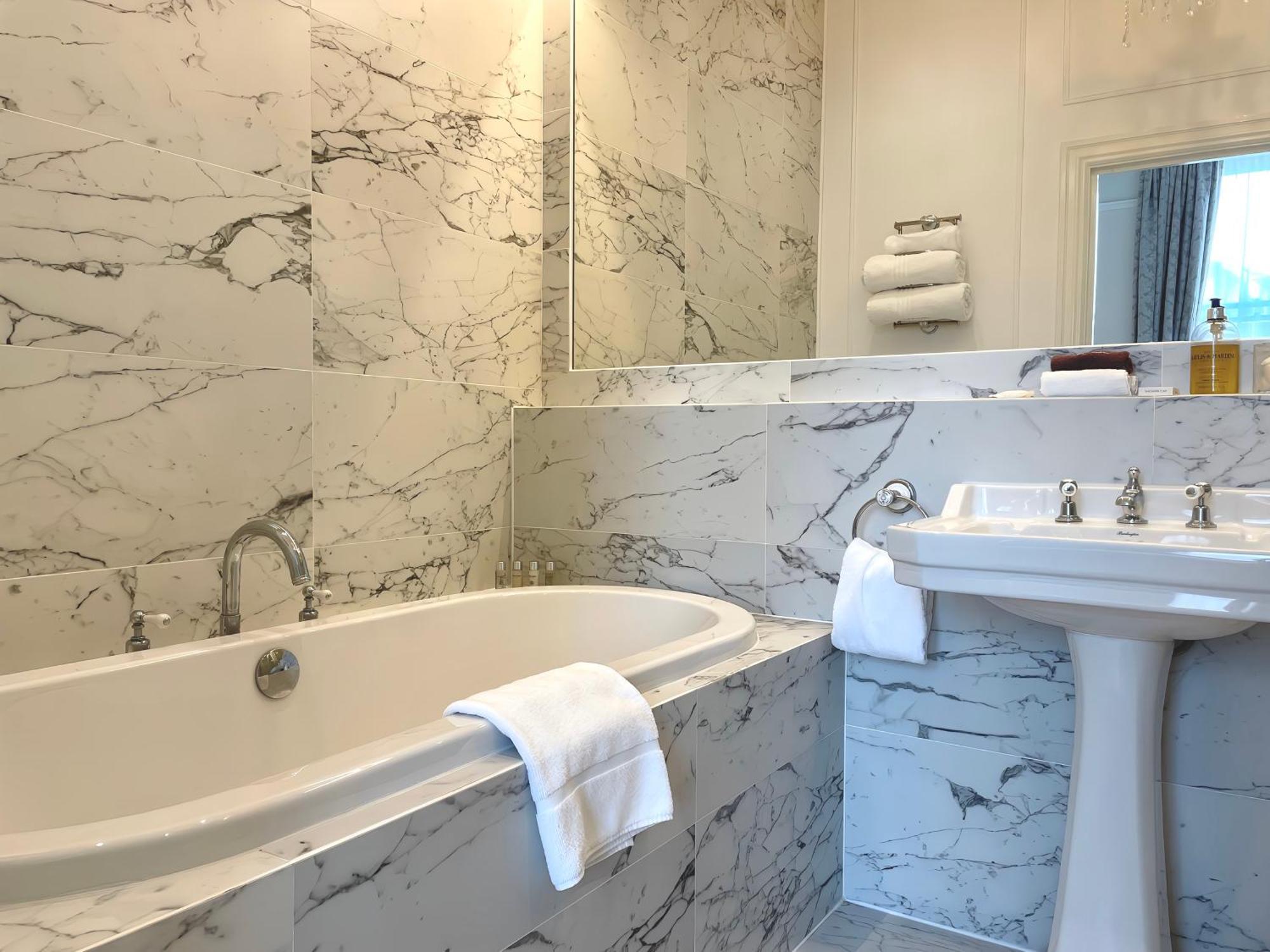 Bathen House Boutique Hotel Kamer foto Bathroom in the hotel