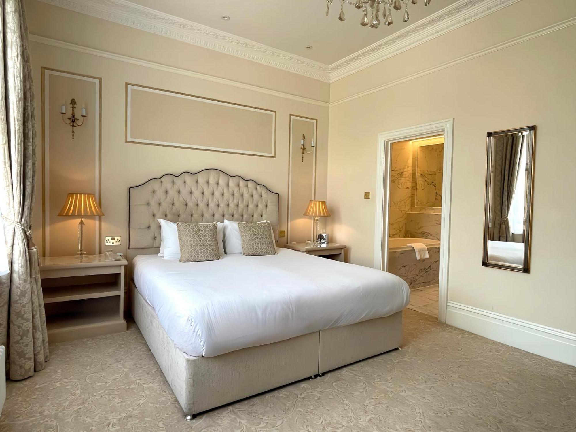 Bathen House Boutique Hotel Kamer foto A bedroom at the hotel