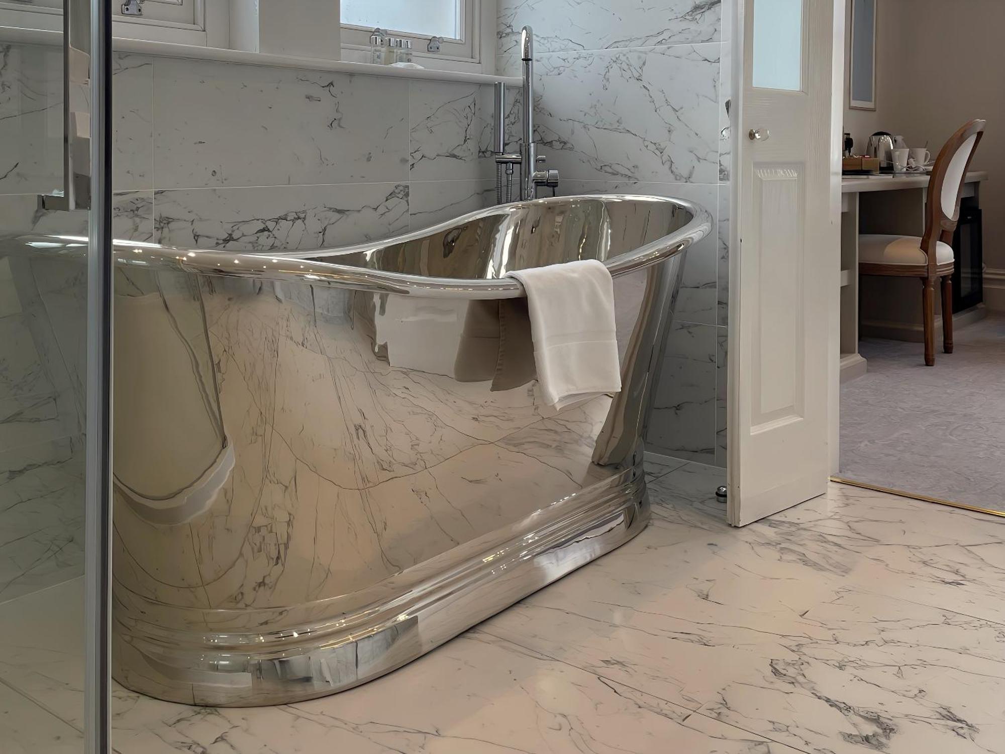 Bathen House Boutique Hotel Kamer foto A freestanding bathtub