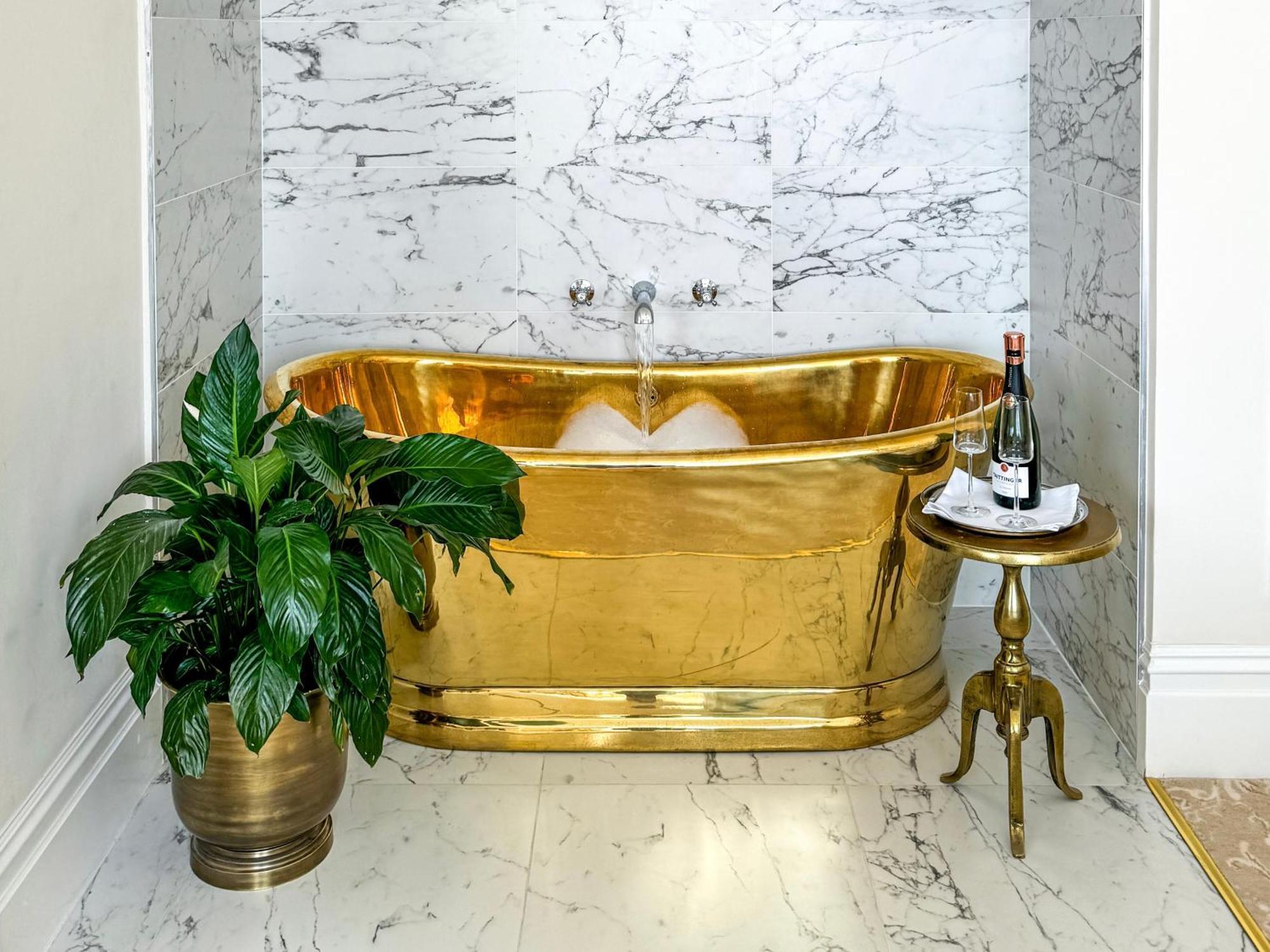 Bathen House Boutique Hotel Kamer foto A freestanding copper bathtub