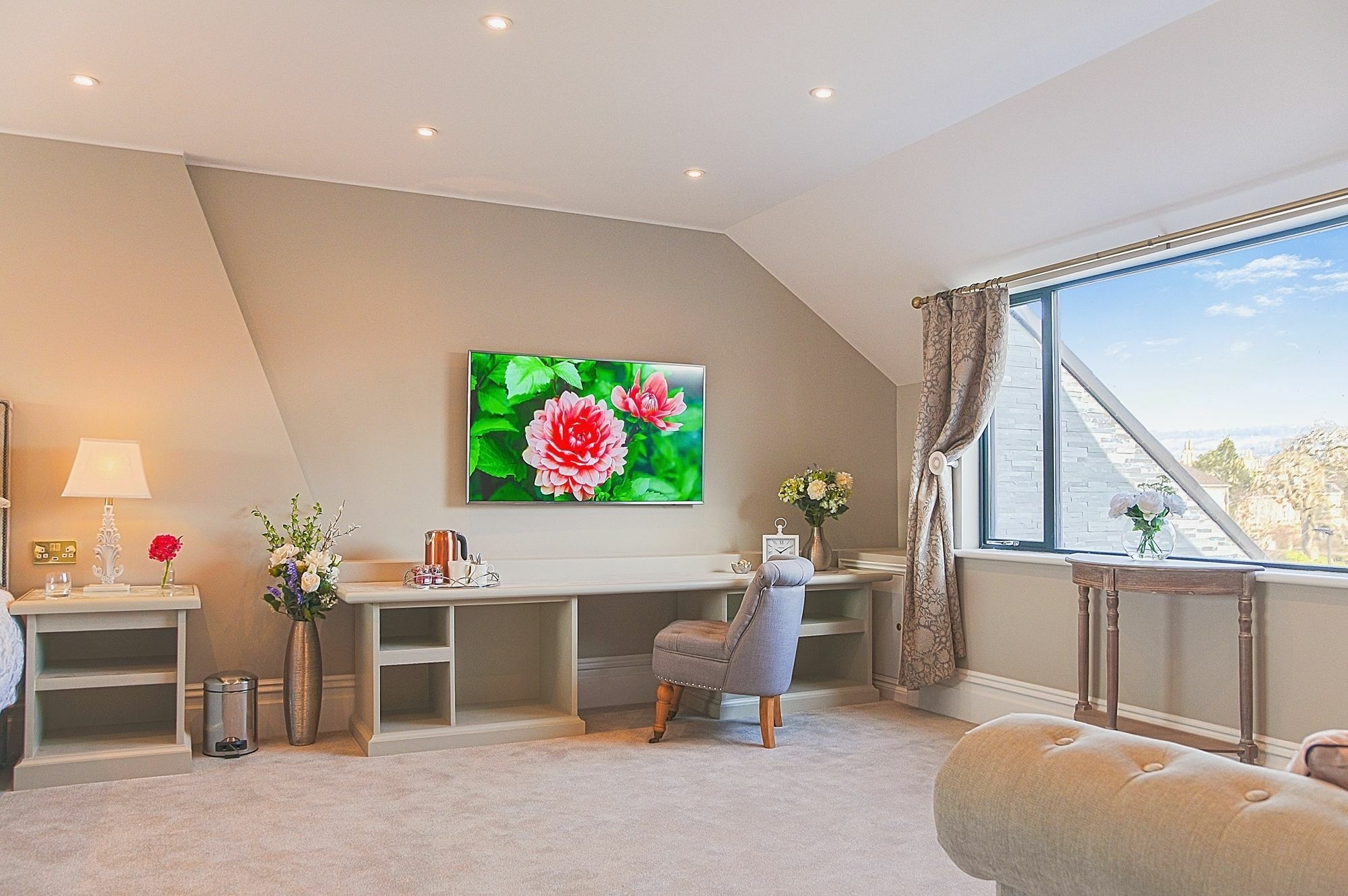 Bathen House Boutique Hotel Buitenkant foto A room with a TV